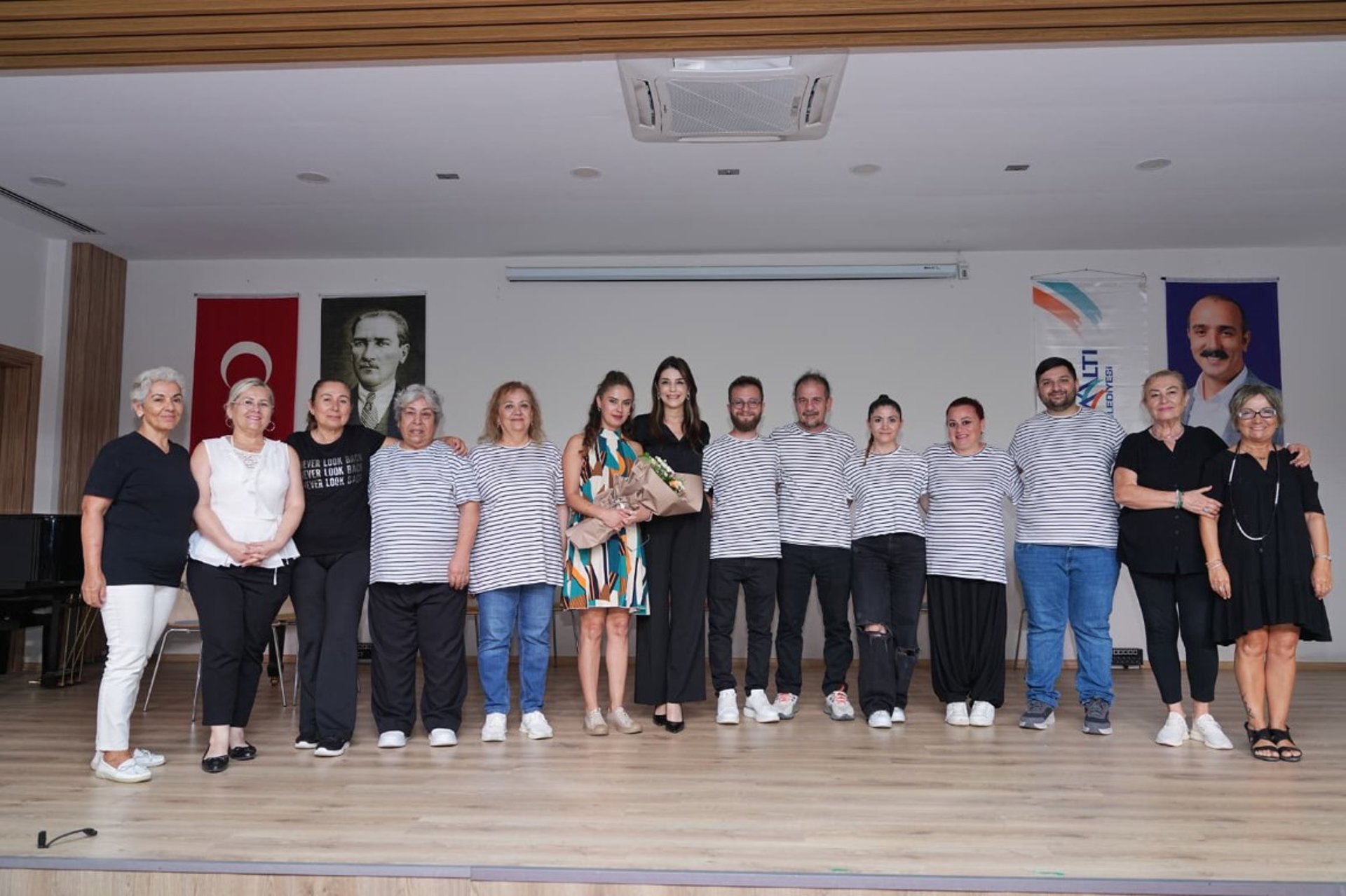 Konyaaltı'nda sanat dolu gece: İki tiyatro oyunu sahnelendi