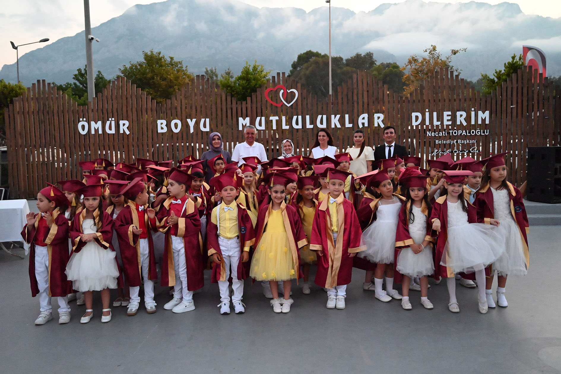Kemer'de Minik öğrencilerin mezuniyet sevinci
