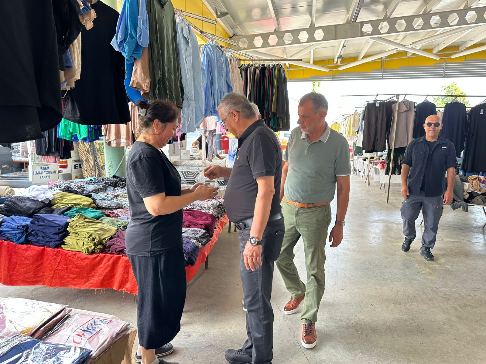 Başkan Topaloğlu’ndan pazar esnafına ziyaret