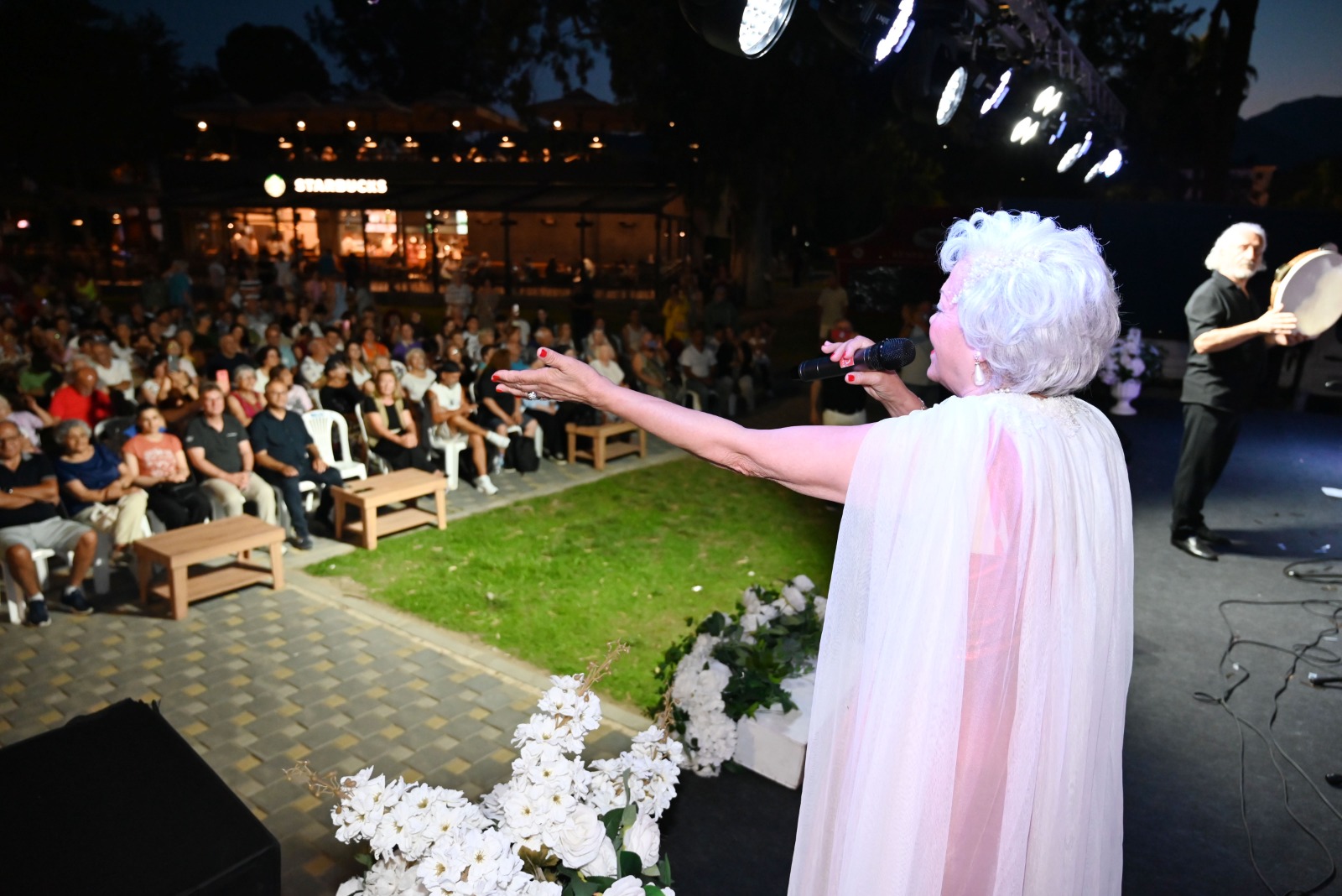 Kemer’de yaz akşamları konserleri sürüyor