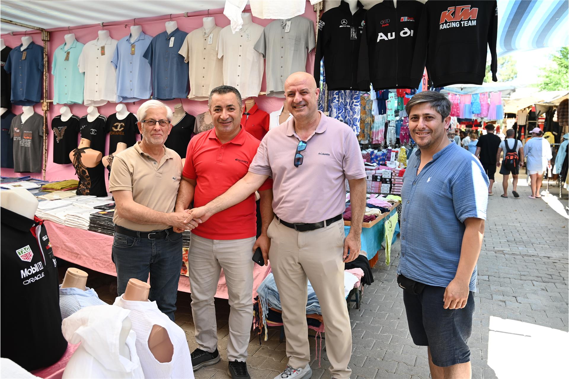 Başkan Vekili Akar’dan Beldibi pazar esnafına ziyaret