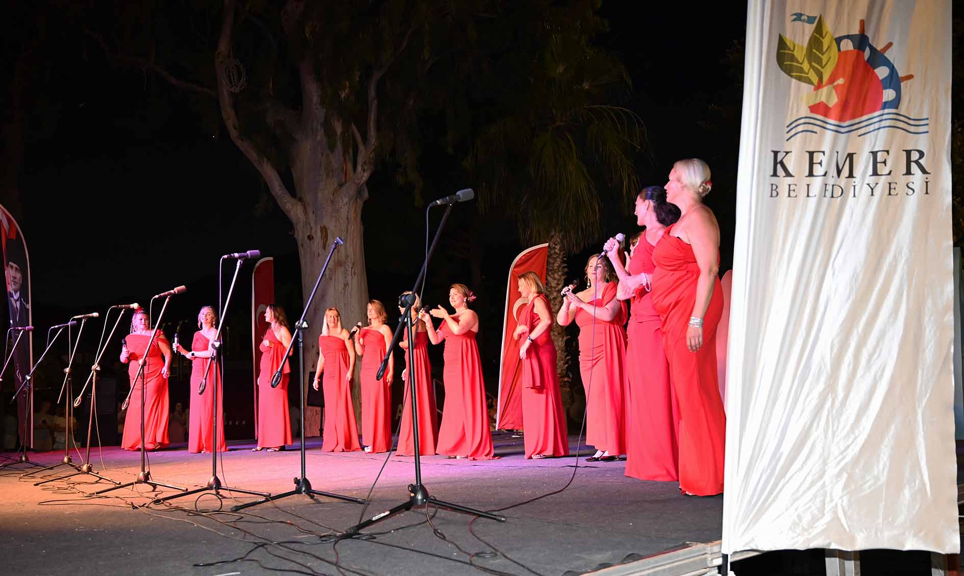 Barış ve dostluk için Kemer’de anlamlı konser