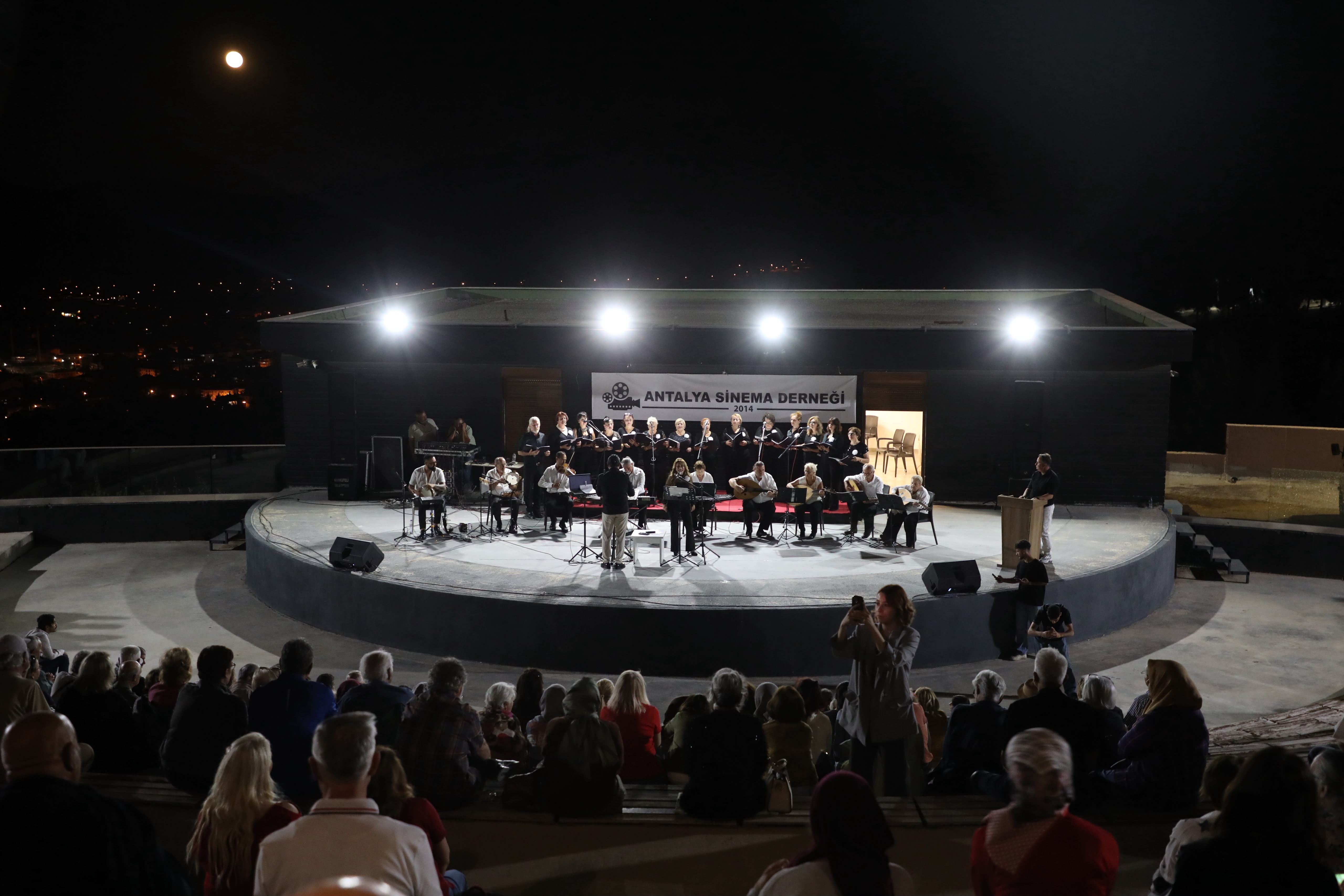 KORKUTELİ’NDE YEŞİLÇAM ŞARKILARIYLA NOSTALJİ DOLU GECE