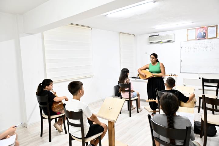 Bağlamanın sesi Değirmenönü’nde yankılanıyor