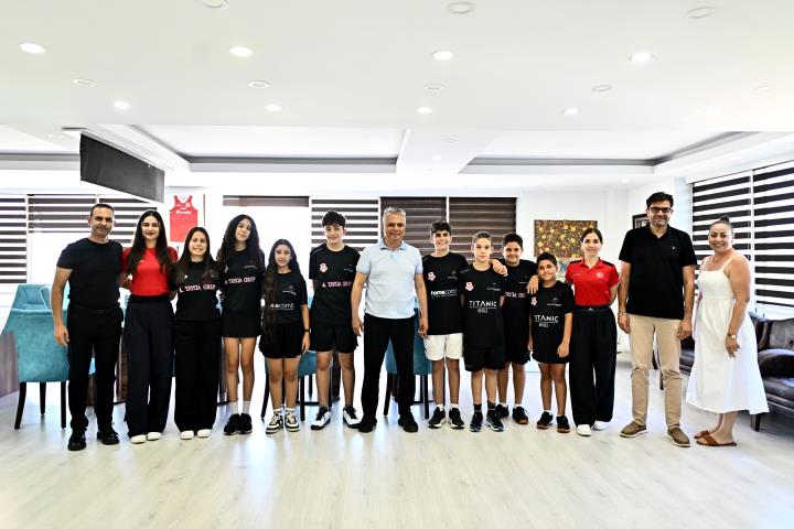 Muratpaşa Belediyespor squashta kürsüden inmiyor