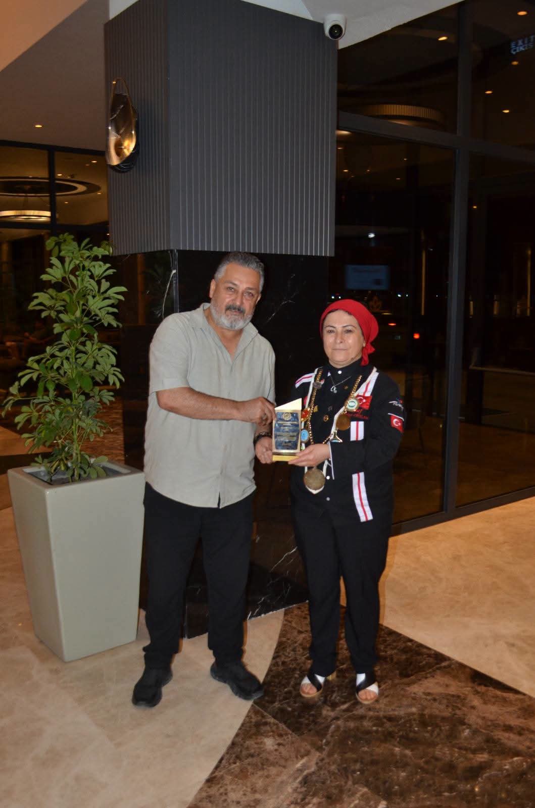 TÜLAY CEYLAN'A “YILIN AŞÇISI” ÖDÜLÜ