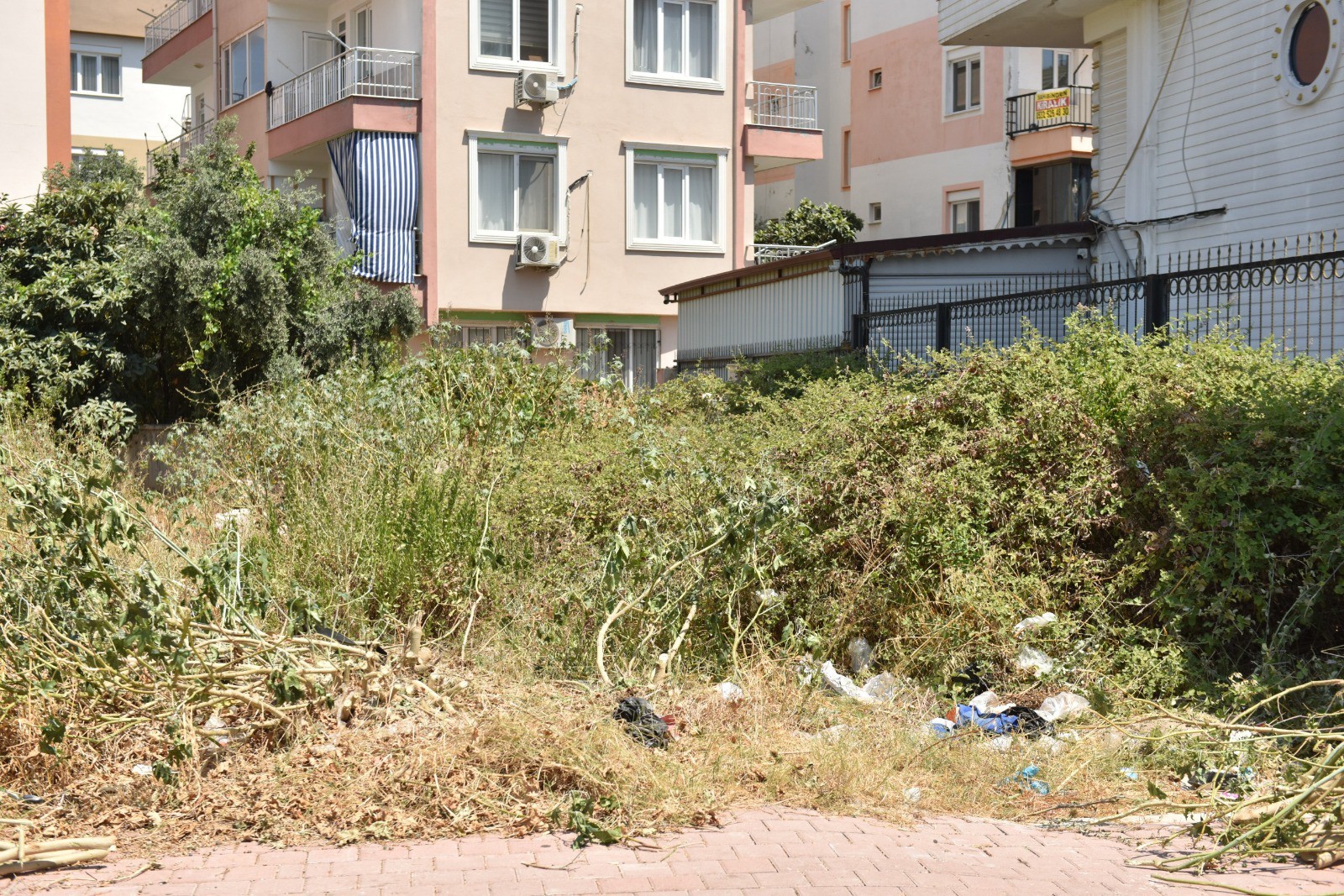 Sokaklardaki ‘Metruk’ Tehlikeye İnce Temizlik: Kepez Belediyesi’nden uyuşturucu sığınaklarına karşı operasyon