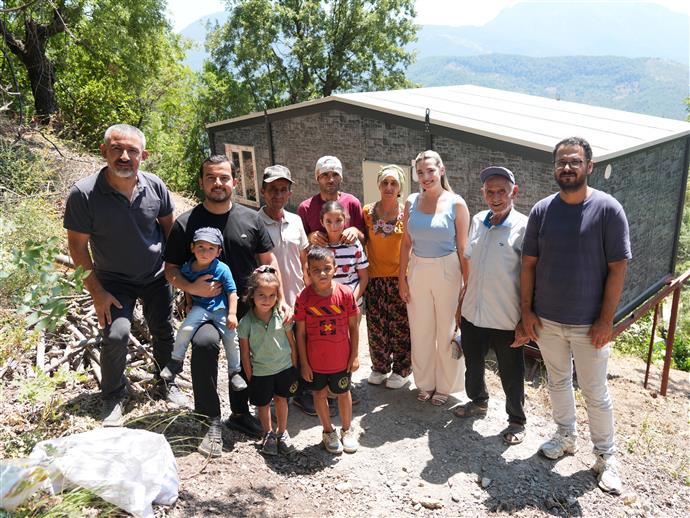 ALANYA BELEDİYESİ VE HAYIRSEVER DESTEĞİYLE İHTİYAÇ SAHİBİ AİLEYE KONTEYNER EV