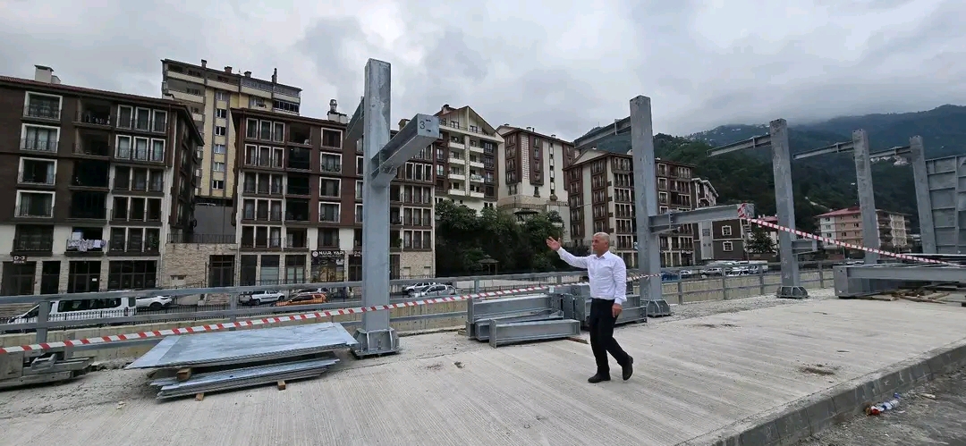 Çaykara’da ulaşım güvenliğine yeni yatırımlar: Ahşap köprü hizmete açıldı, üst geçitte çalışmalar sürüyor