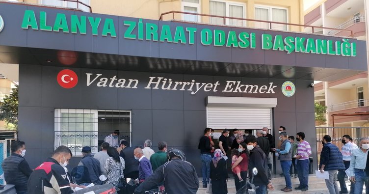 18 günlük kısıtlama kararı öncesi çiftçiler Ziraat Odası ününde uzun kuyruklar oluşturdu