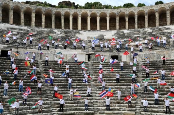 250 rehber, Aspendos'tan dünyaya 'sizi bekliyoruz' diye seslendi