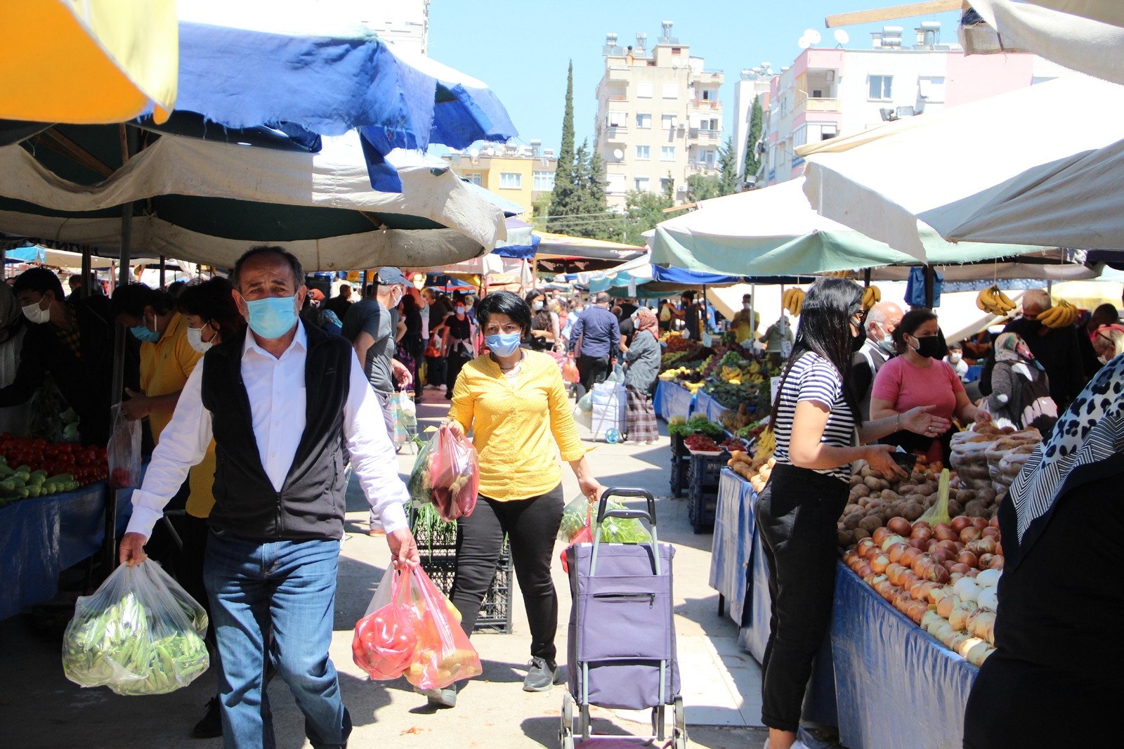 3 günlük sokağa çıkma kısıtlaması öncesi Antalya’da semt pazarlarında yoğunluk oluştu