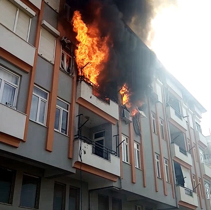 3 katlı binanın en üst katında çıkan yangında 2 daire kullanılamaz hale geldi