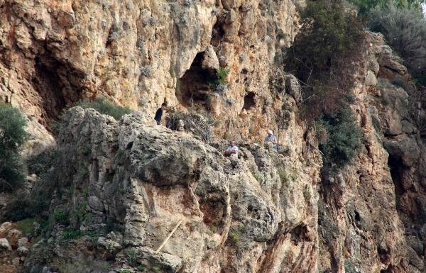 30 metre yükseklikteki falezlerde balık tutan amatör balıkçılar tehlikeye aldırmıyor