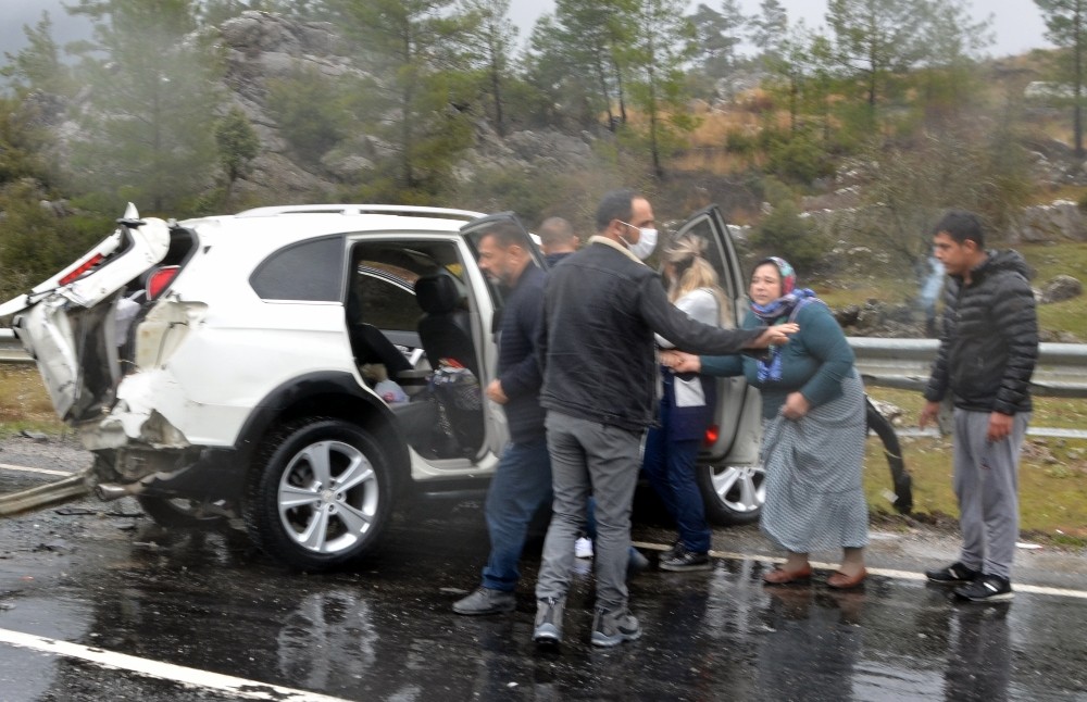 4 aracın karıştığı trafik kazasında araçlar hurdaya dönerken 2 kişi yaralandı