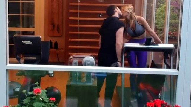 41 yaşındaki Yeşim Erçetin, sevgilisiyle öpüşme videosunu paylaştı