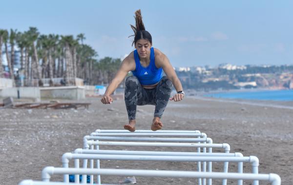 43 Türkiye rekoru bulunan Milli Atlet sahilde koşarak olimpiyatlara hazırlanıyor