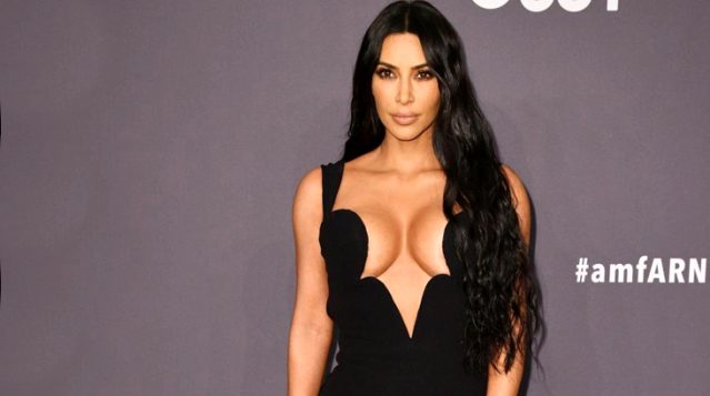 5 ay önce çıplak poz vermeme yemini eden Kim Kardashian, yarı çıplak kamera karşısına geçti