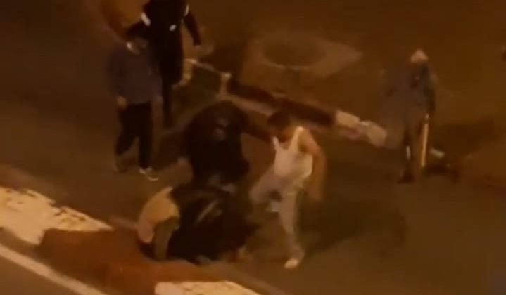  5 kişi sokak ortasında bir kişiyi bayıltana kadar tekme tokat dövdü