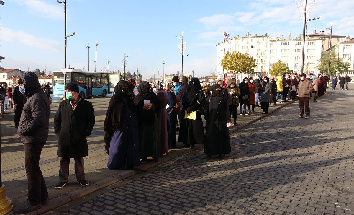 500 TL’lik yardım coronayı unutturdu! Kuyruğun sonu görünmedi