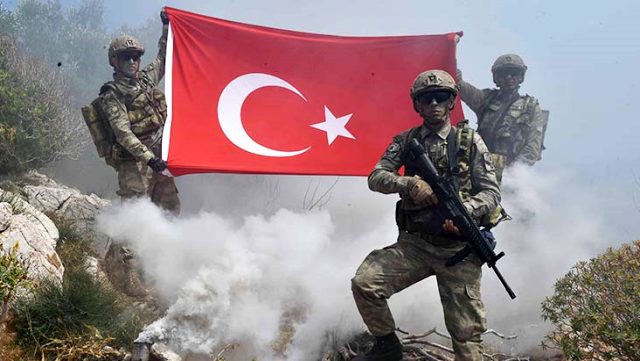 700 komando, PKK'nın için önemli olan kampına Türk bayrağı dikti