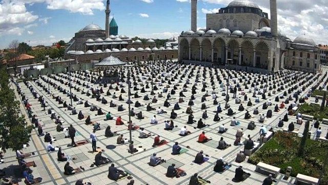 74 günün ardından ilk Cuma namazı maskelerle ve sosyal mesafeli kılındı