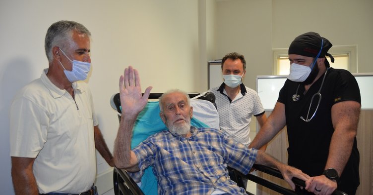 82 yaşında koronavirüsü yenerek yoğun bakımdan çıktı