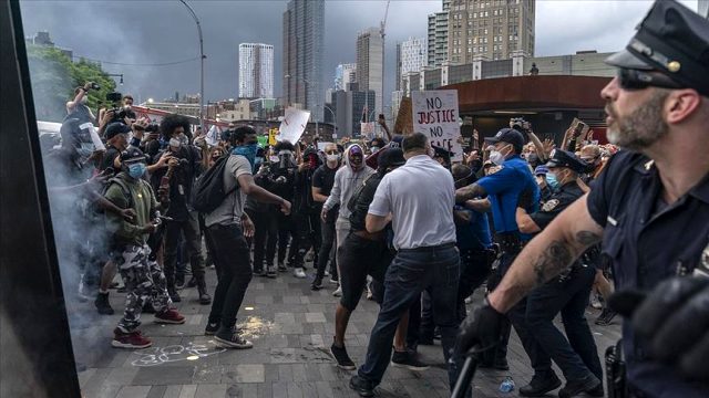 ABD'deki iç savaş şiddetleniyor! Göstericiler, polisleri öldürmeye başladı