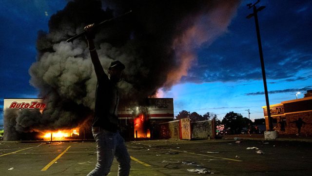 ABD polisi, siyahi protestocularla baş edemeyince Amerikan ordusu harekete geçti