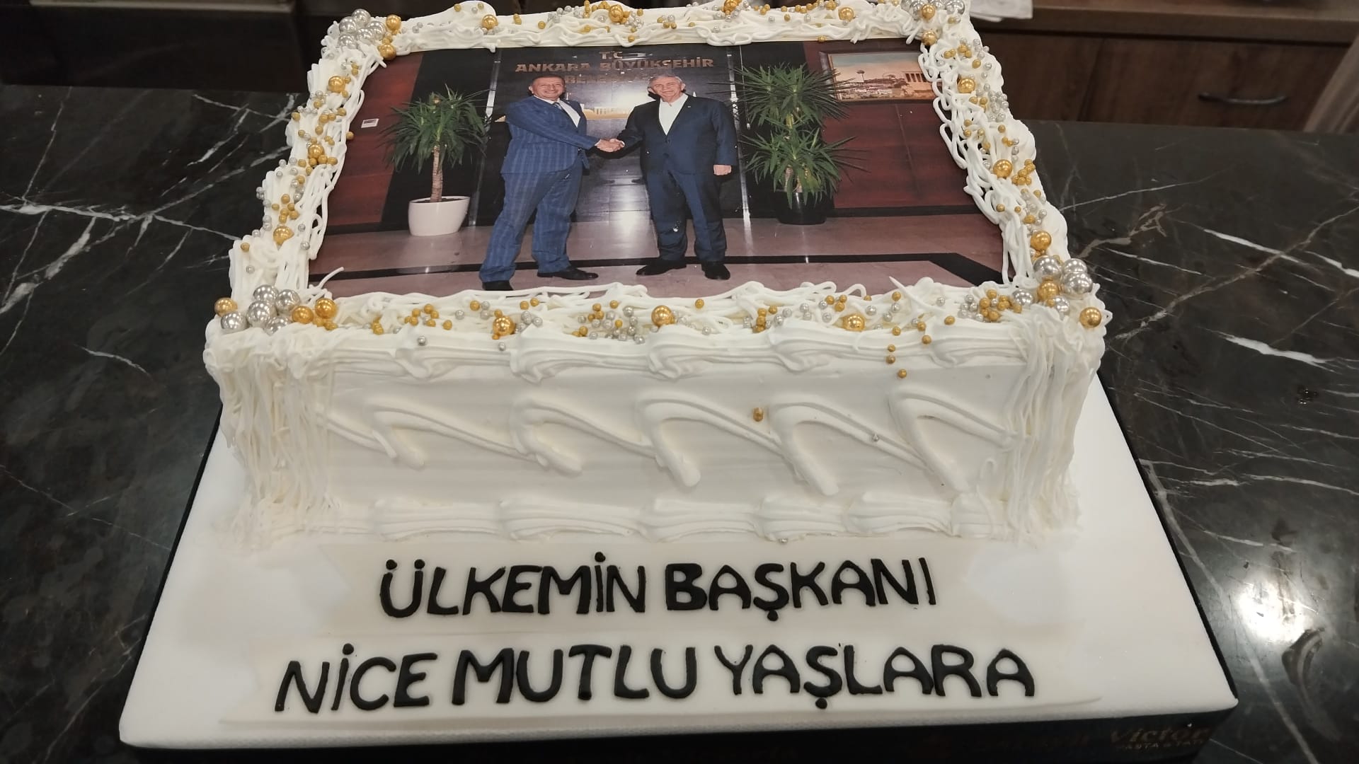 ABP Genel Başkanı Bedri Yalçın’dan Anlamlı Doğum Günü Sürprizi: “Ülkemin Başkanı Nice Yaşlara”