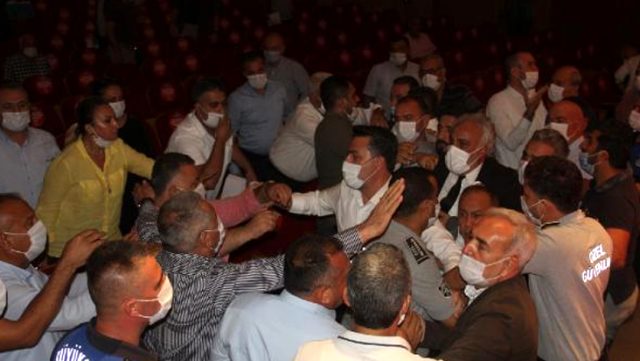 Adana Büyükşehir Belediyesi Meclisi'nde yumruklu kavga; belediye başkanı hastanelik oldu