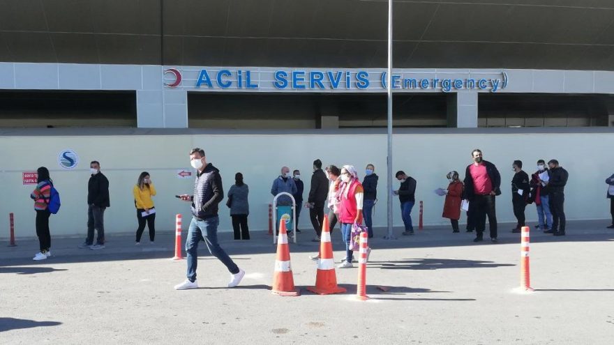 Adana’da corona testi için hastanelerin önünde kuyruk oluştu