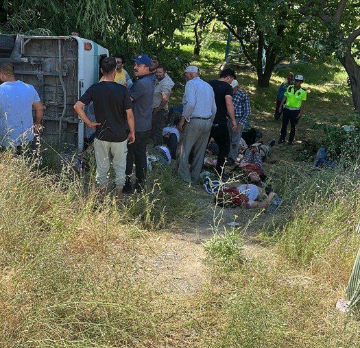 Afyonkarahisar'da Mevsimlik İşçileri Taşıyan Minibüs Devrildi