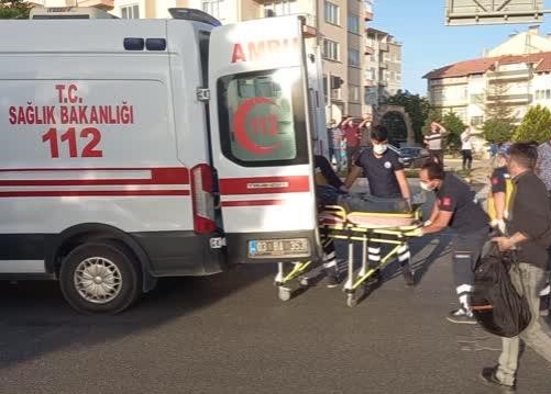 AFYONKARAHİSAR'ın Sandıklı ilçesinde otomobille traktörün çarpıştığı kazada 2 kişi yaralandı.