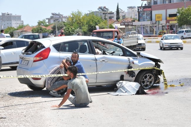 Ailesinden izinsiz alıp kullandığı otomobil refüje çarpıp takla attı :1 ölü