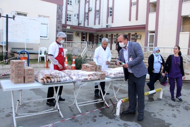 AK Parti'li Çokal'dan sağlık çalışanlarına kahvaltı ikramı