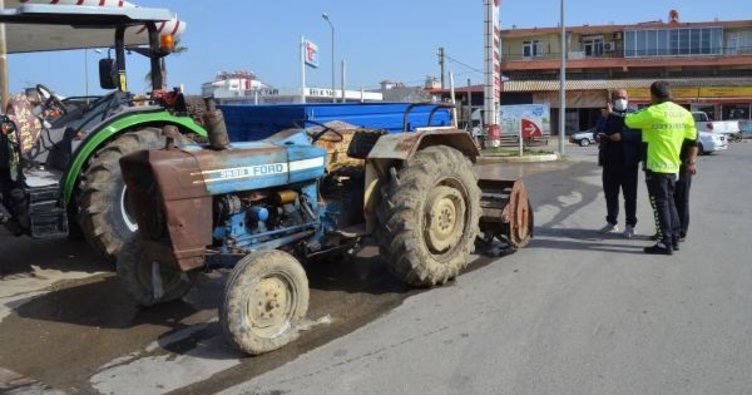 akaryakıt istasyonunda çalışır vaziyette bıraktığı traktör, aniden hareket etti