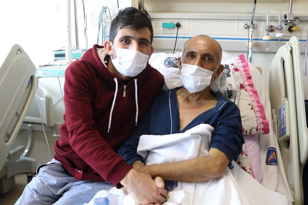 Akdeniz Üniversitesi Hastanesi’nde yeğeninden nakledilen karaciğer dokusuyla hayata tutundu