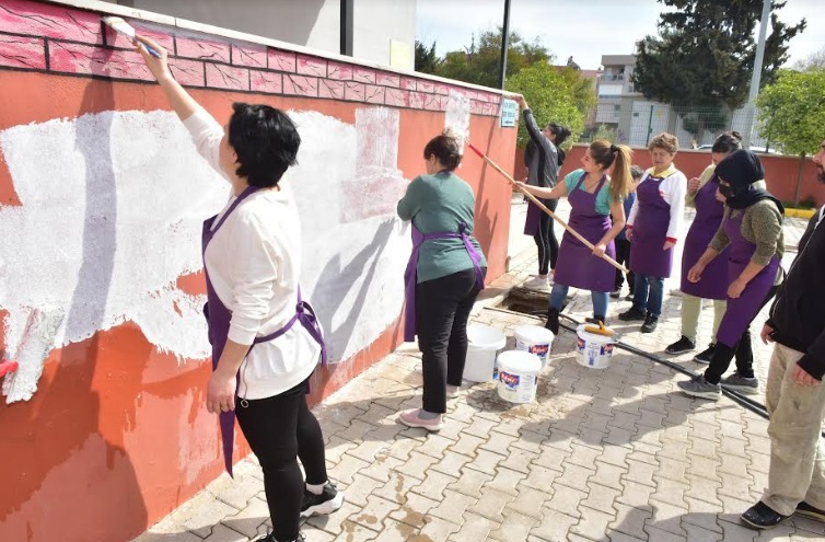 AKMEK’LE DUVARLARA KADIN DOKUNUŞU