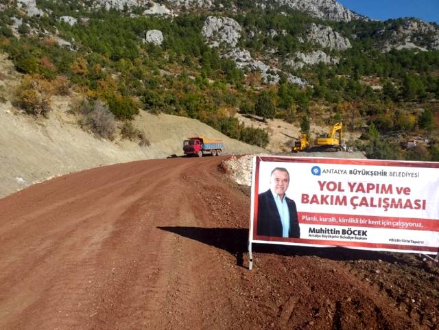 Akseki'de heyelan olan yola istinat duvarı