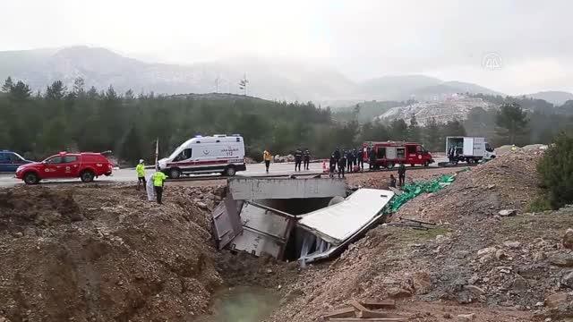Akseki'de kamyon devrildi 1 ölü