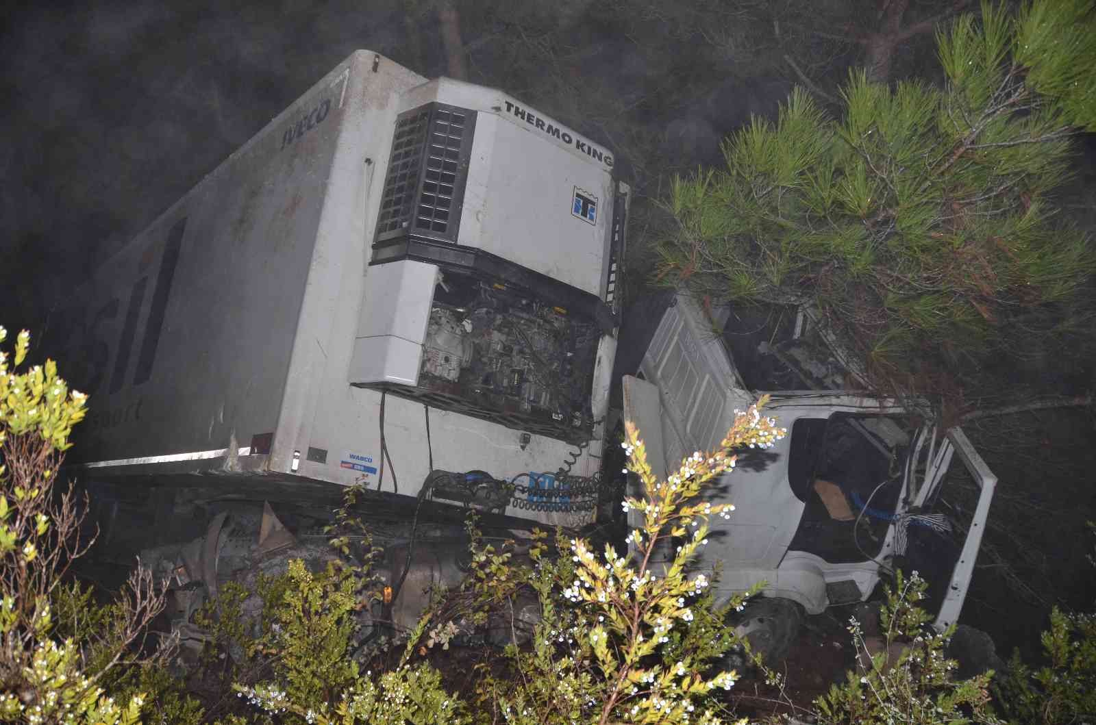 Akseki’de uçuruma yuvarlanan tır sürücüsü kazadan yaralı olarak kurtuldu