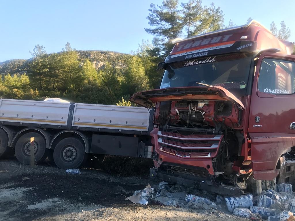 Akseki ilçesinde bir tır, kontrolden çıkarak şarampole devrildi