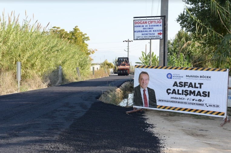 AKSU’DA ALTYAPISI TAMAMLANAN YOLLAR SICAK ASFALTLA KAPLANIYOR