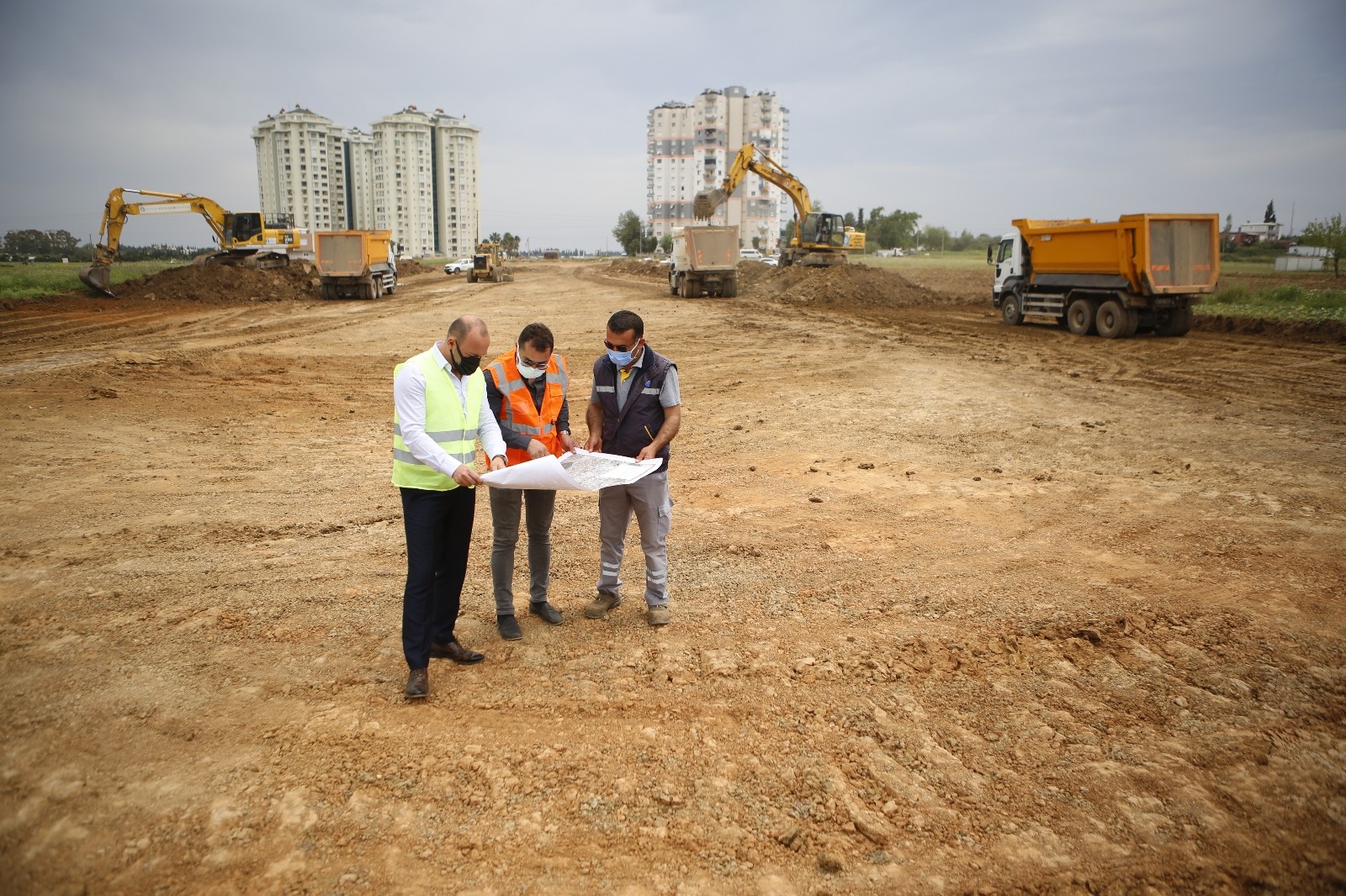 Aksu ilçesi Çalkaya bölgesi kentsel dönüşüm ve gelişim alanına 40 metre genişliğinde yollar kazandırılıyor