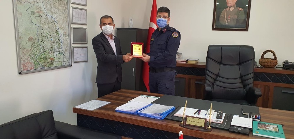 Aksu ilçesinde Jandarma Komutanlığı ‘saygılı ve bilinçli sürücü’ plaketi