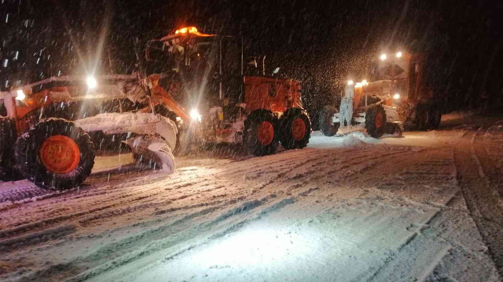 Alacabel mevkiinde kar yağışı sebebiyle tırların geçişine izin verilmiyor