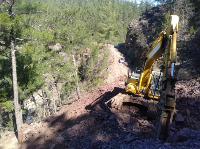 ALANYA BELDİBİ’NDE HEYELANA YOL AÇAN TEPE TIRAŞLANIYOR