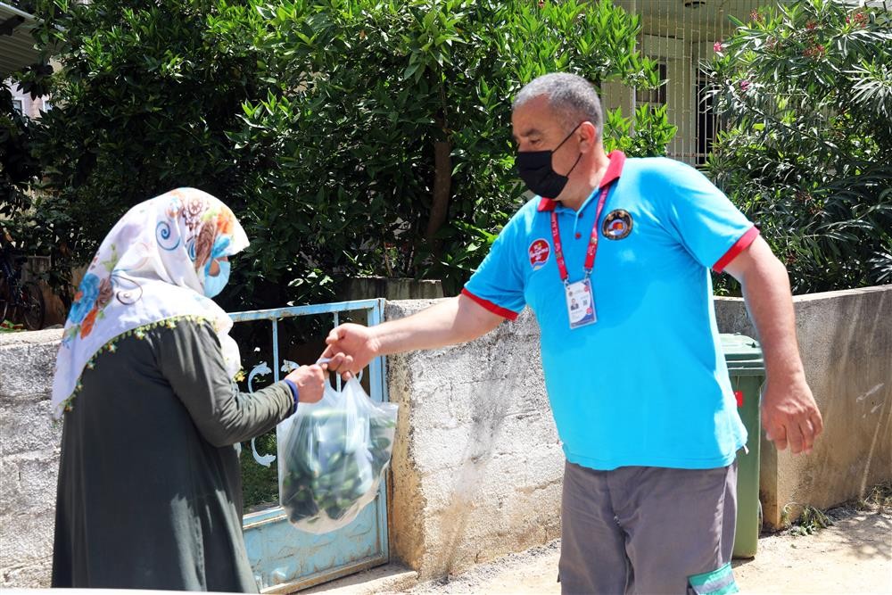 Alanya Belediyesi çiftçilerin ürünlerini piyasa değerinin üstünde satın alıp ücretsiz olarak vatandaşa dağıtıyor