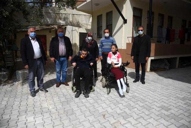 Alanya Belediyesi, tekerlekli sandalyeleriyle evlerinden dışarıya çıkamayan engelli kardeşler için yol düzenlemesi